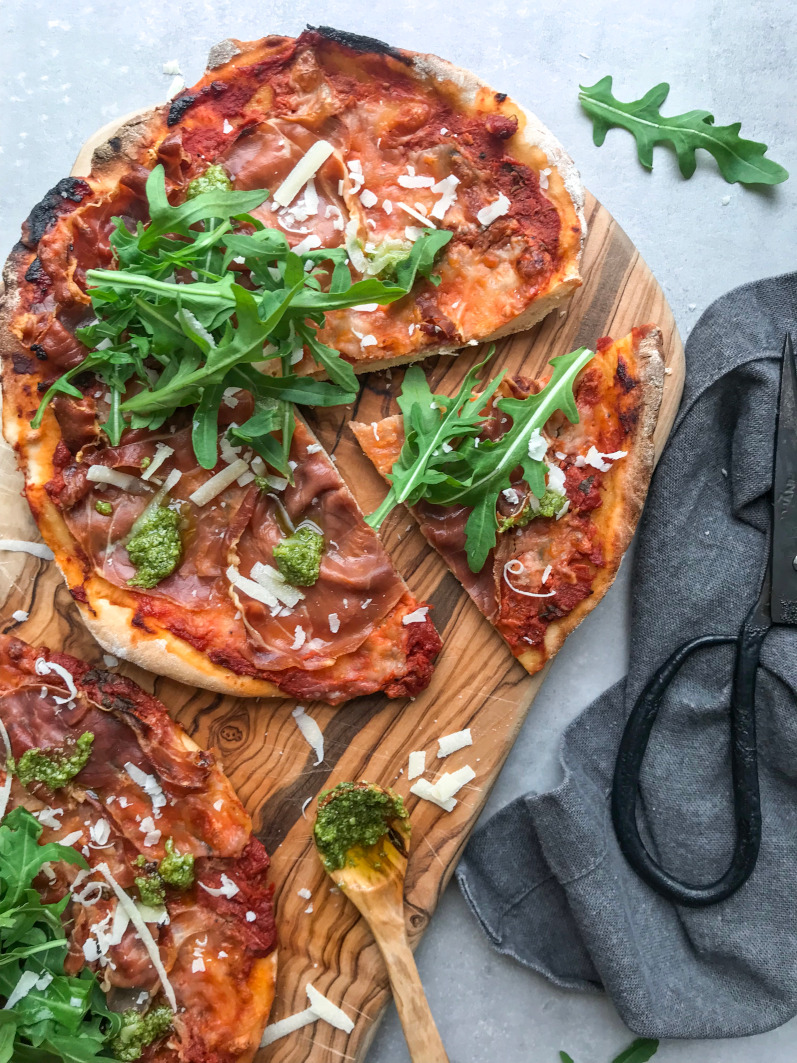 godkende Perforering karakterisere Pizza med serrano, parmesan og rucola - Bedste hjemmelavet pizza